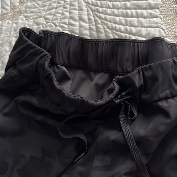 Lululemon High Rise Cropped Pant Camo Black EUC‼️ - Picture 2 of 7